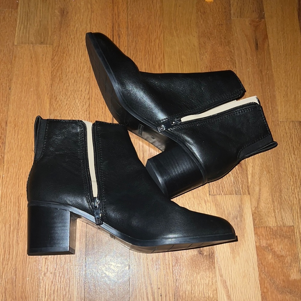 Used. Women’s Liz Claiborne ankle booties. Size 8 1/2